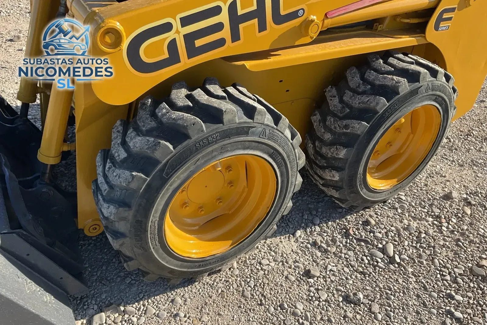 Gehl SL4240 Minicargadora, foto 3 de 11