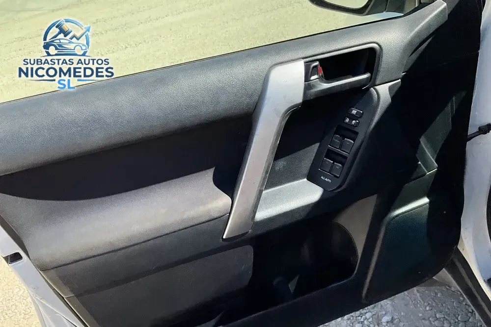 Toyota Land Cruiser 4WD, foto 9 de 14