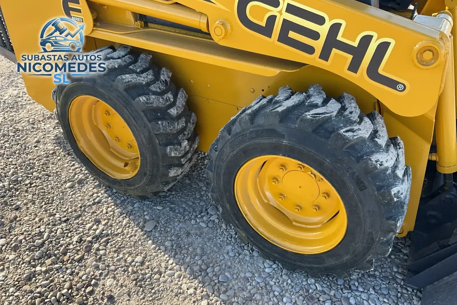 Gehl SL4240 Minicargadora, foto 9 de 11