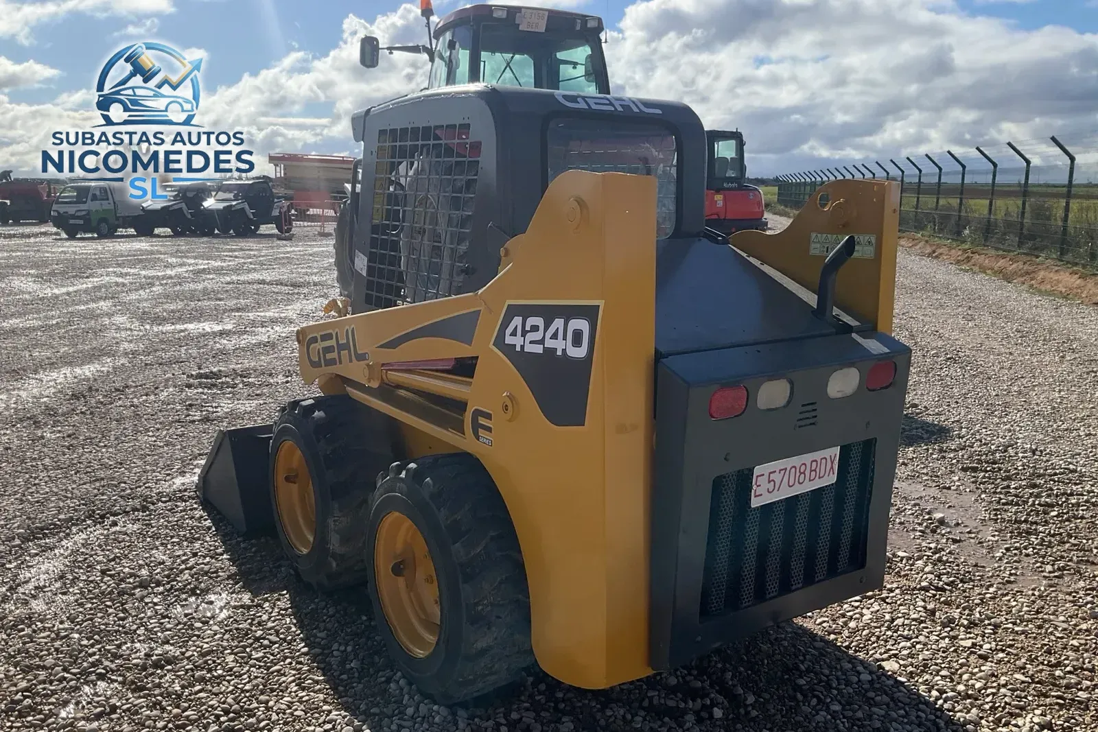 Gehl SL4240 Minicargadora, foto 6 de 11